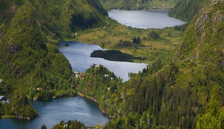 where to hike in Lofoten, 16 awesome hikes, rocky mountains, emerald lakes, stunning experience!